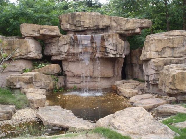kaskada ogrodowa ze sztucznych skał wodospad